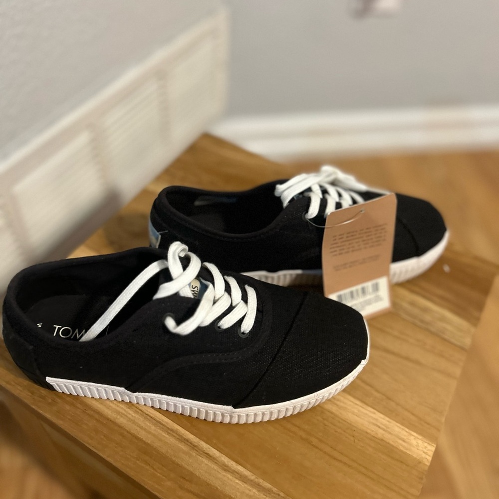 NWT TOMS Cordones Indio - Canvas sneakers, black heritage, extra laces, size 5.5